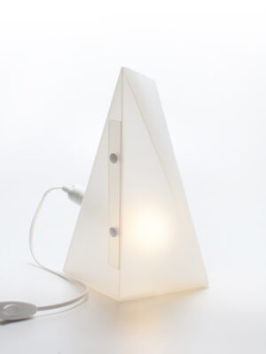 WEEW-Design-Made-in-Italy-Lampada-da-scrivania-idee-originali-arredamento-bianco 03